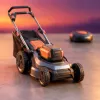 Bien choisir une tondeuse batterie pour un gazon impeccable avec un robot tondeuse