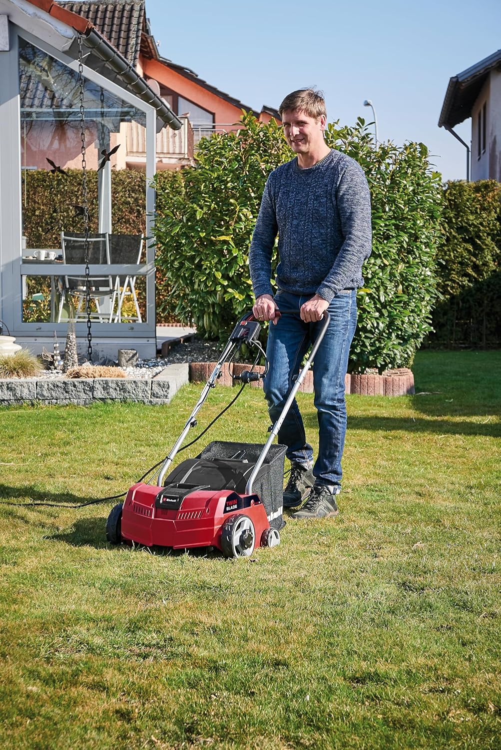 Scarificateur électrique GC-SA 1231/1 (jusqu'à 300m², 1.2 KW, bac de ramassage de 28L, système de Coupe à roulement à Bille + Rouleau aérateur, Profondeur de Travail réglable) Avec bac de ramassage