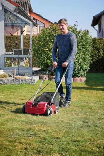 Scarificateur électrique GC-SA 1231/1 (jusqu'à 300m², 1.2 KW, bac de ramassage de 28L, système de Coupe à roulement à Bille + Rouleau aérateur, Profondeur de Travail réglable) Avec bac de ramassage