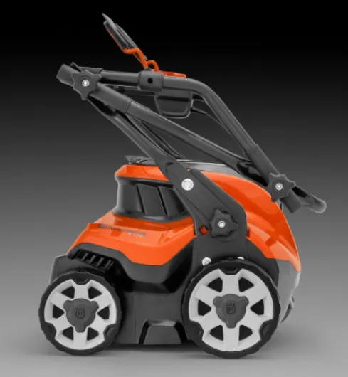 Scarificateur sans Fil Husqvarna S138i, 36V, Largeur 37,5cm, Profondeur réglable, poignée Pliable, 2 Batteries, Mode Save™ - Batterie et Chargeur Inclus.